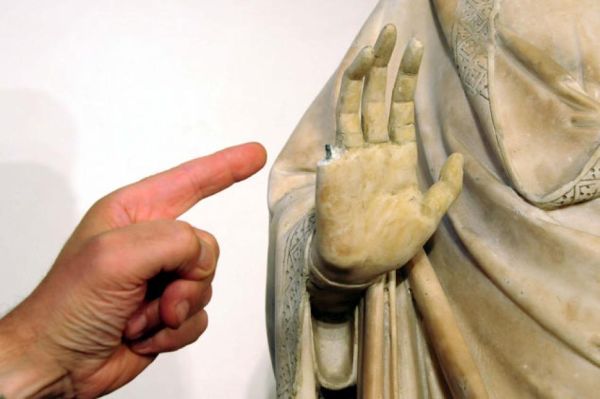 American tourist from Missouri, USA accidently broke off a finger of the sculpture